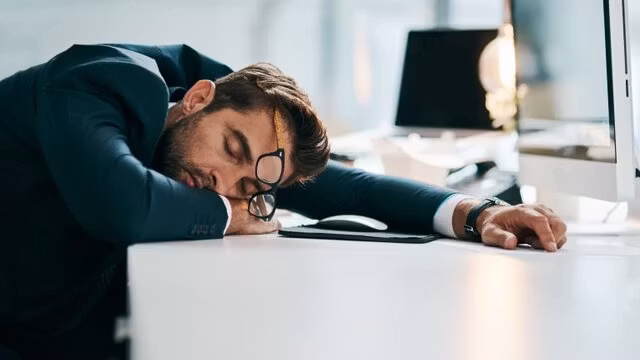 علت خستگی همیشگی چیست و چه زمانی باید به پزشک مراجعه کنیم